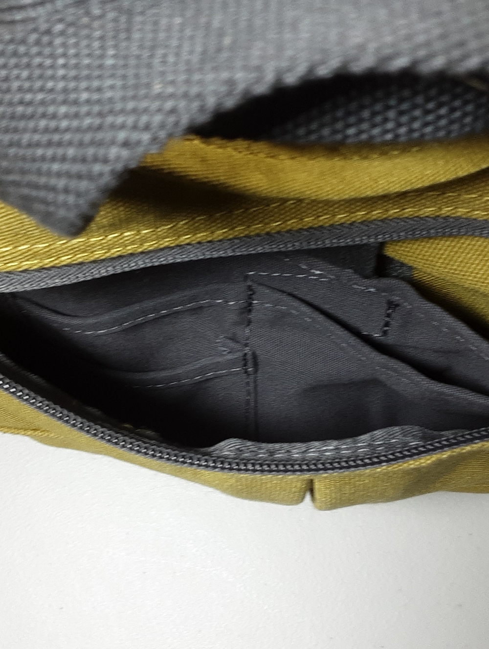 Duluth Trading Co Shoulder bag With Shoulder Strap In Soft Yellow - Picture 4 of 4